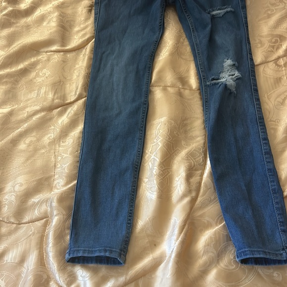 Hollister Women’s Distressed Skinny Jeans. Size 3R 26x29. - Picture 2 of 5